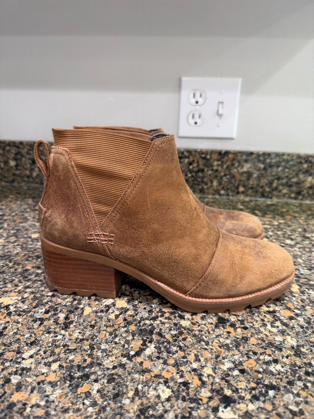 Sorel cate 7.5 Women's Tan Suede Ankle Bootie with Block Heel